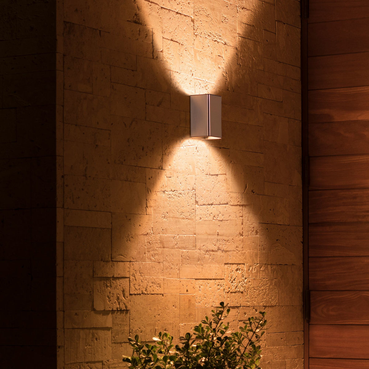 Philips Hue Resonate Outdoor wall light in Stainless Steel - White and colour ambience