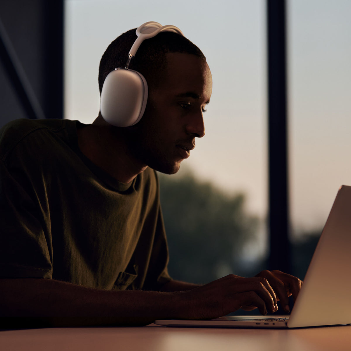 Apple AirPods Max in Space Gray